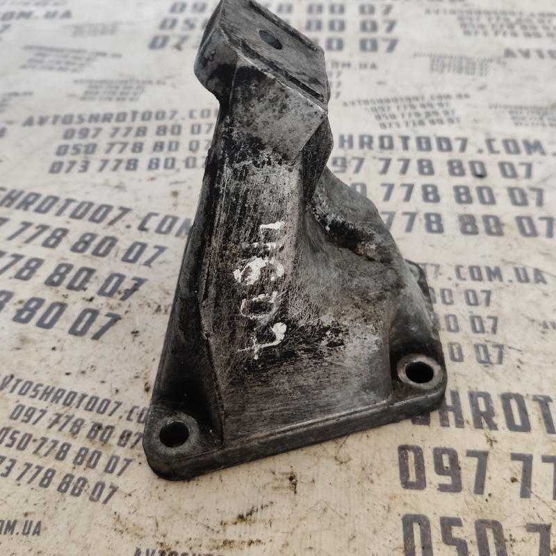 Кронштейн двигуна VW Passat B5 (96-05) правий OEM 4b0199308