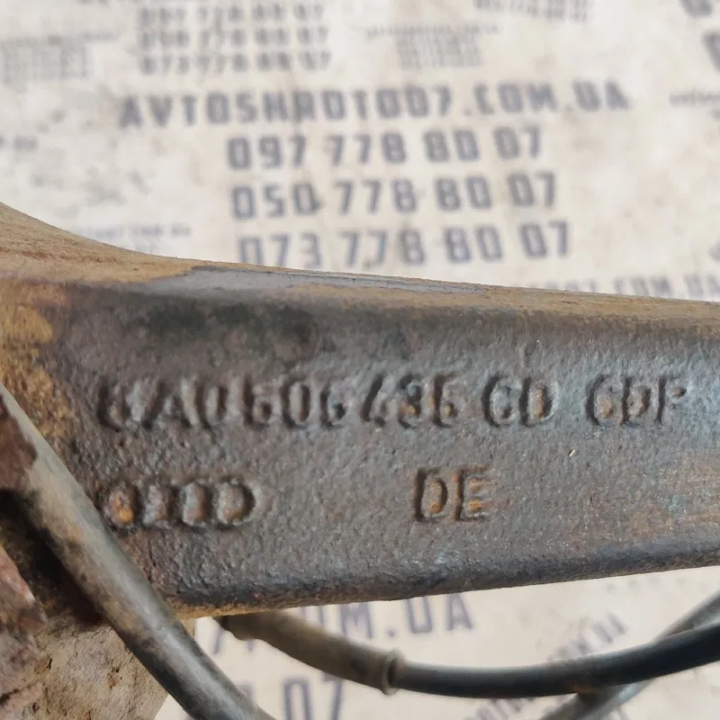 Цапфа задня ліва VW Passat B5 (96-05) OEM 8A0505435CD