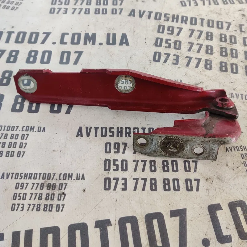 Петля капоту Audi A6 C5 (97-04) права OEM 4b0823302d