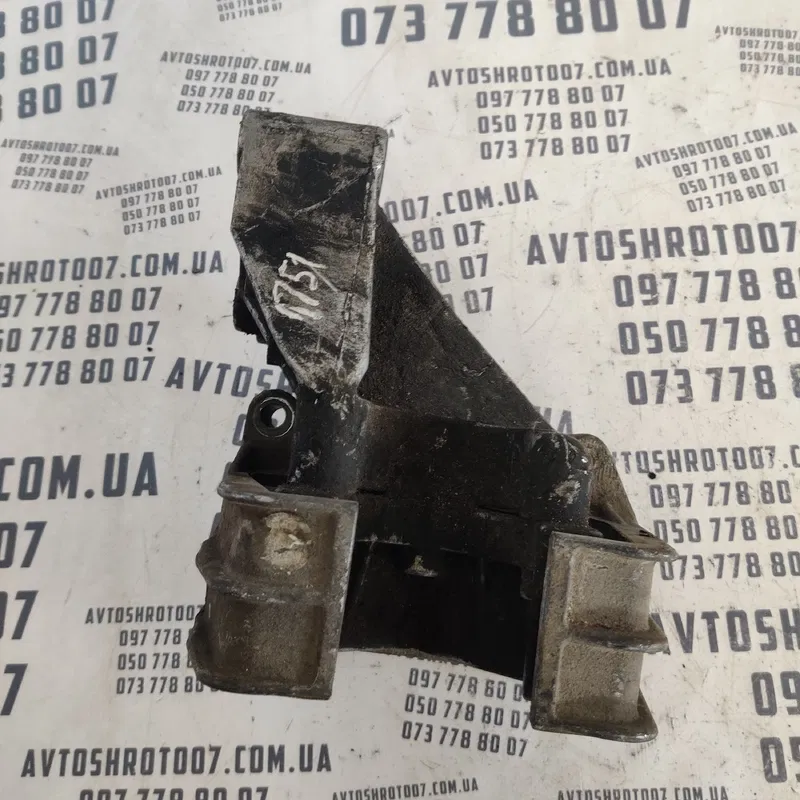 Кронштейн подушки двигуна Opel Vectra B (95-02) OEM 90496729