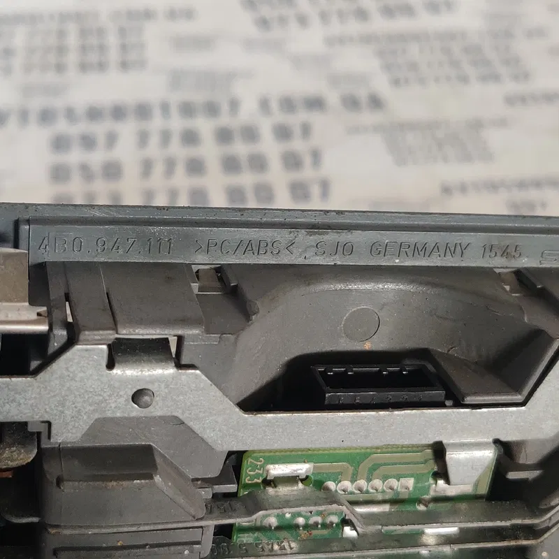 Плафон підсвітки Audi A6 C5 (97-05) задній OEM 4B0947111