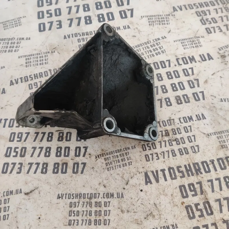 Кронштейн двигуна Audi A6 C5 (97-05) лівий OEM 4B0199307C