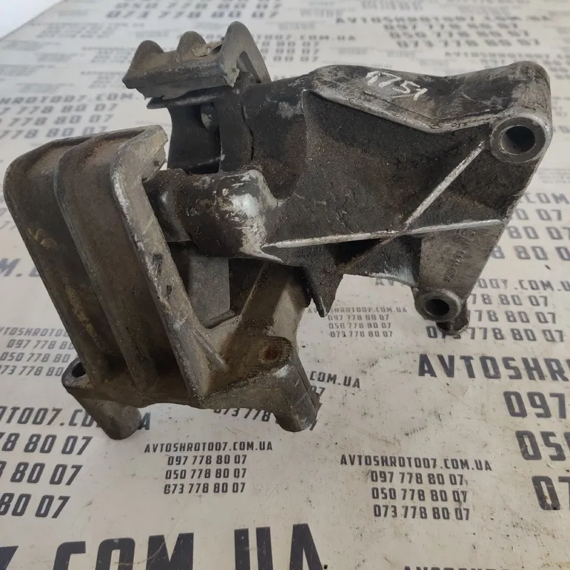 Кронштейн подушки двигуна Opel Vectra B (95-02) OEM 90496729