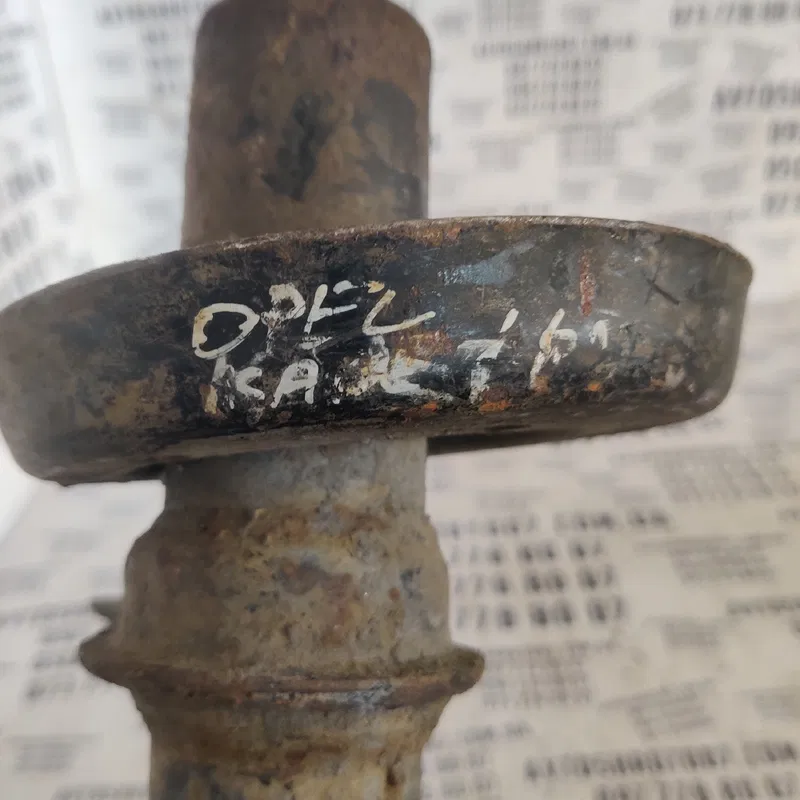 Поворотний кулак Opel Kadett (84-91) лівий OEM 90184974