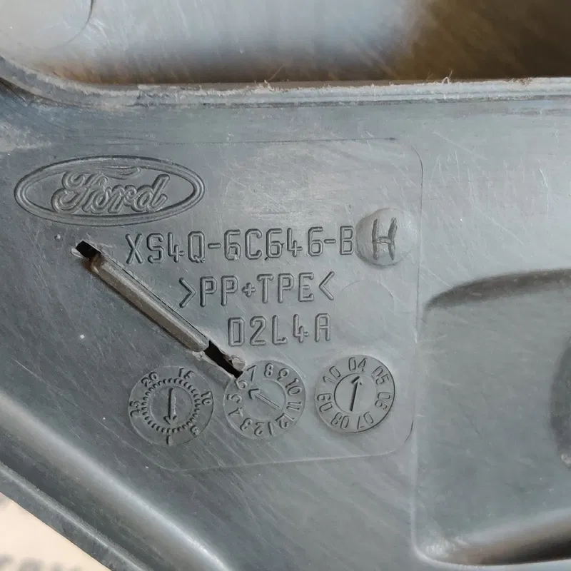 Кришка двигуна Ford Focus MK1 (98-04) OEM xs4q6c646b