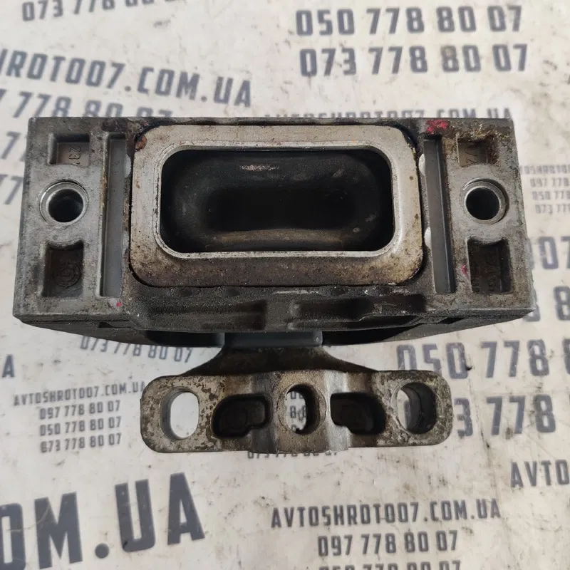 Подушка двигуна Skoda Octavia A5 (04-13) права 1J0199262BK