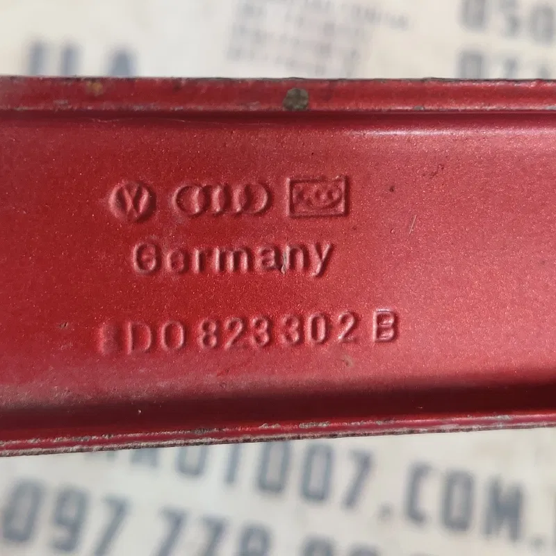 Петля капоту Audi A4 B5 (94-01) права OEM 8d0823302b