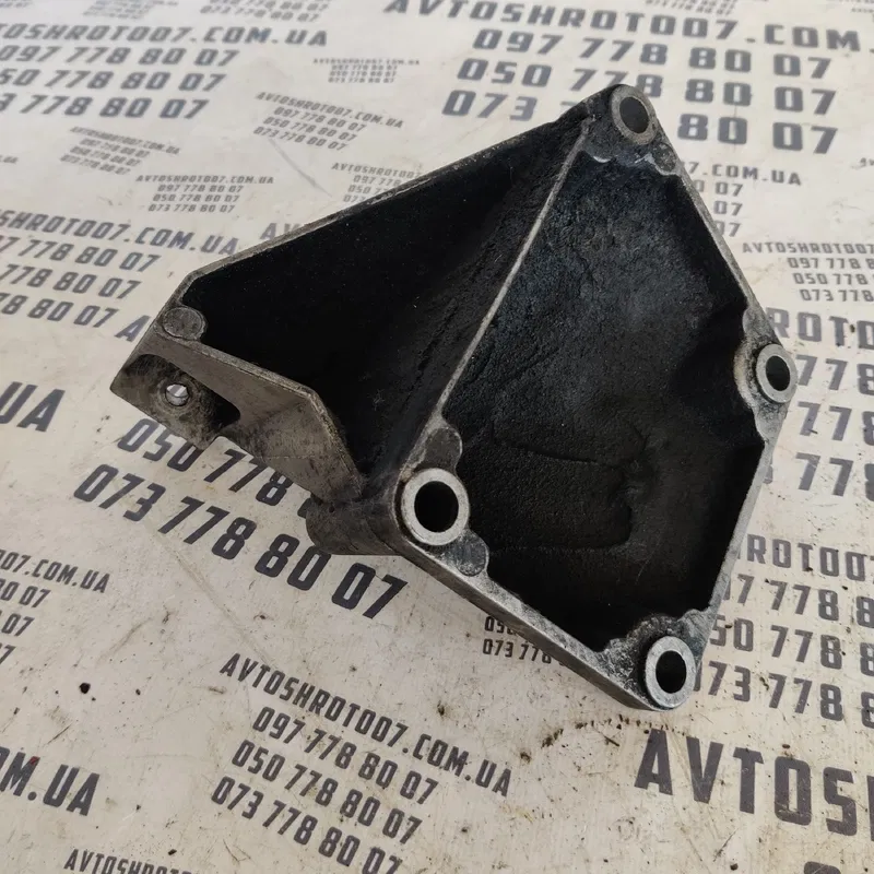 Кронштейн подушки Audi A6 C5 (97-05) ліва OEM 4b0199307f
