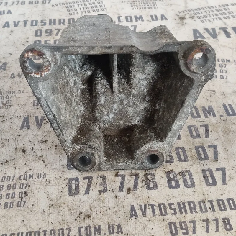 Кронштейн подушки Audi A8 D2 (94-02) права OEM 4d0199308a