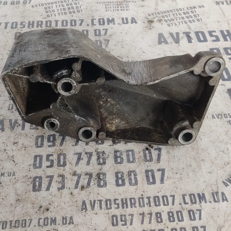 Кронштейн двигуна VW Passat B5 (96-05) лівий OEM 8D0199307J