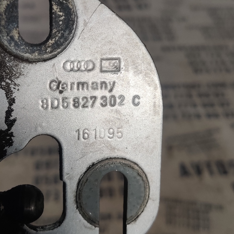 Петля капоту Volkswagen Passat B5 (96-05) права 8D5827302C
