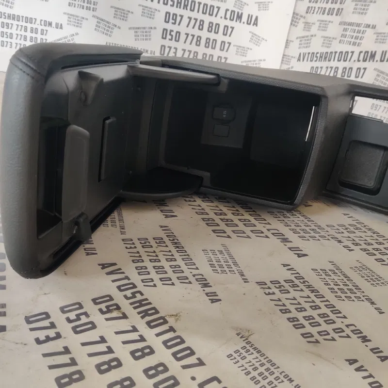 Підлокітник Volkswagen Passat B8 USA 561864089