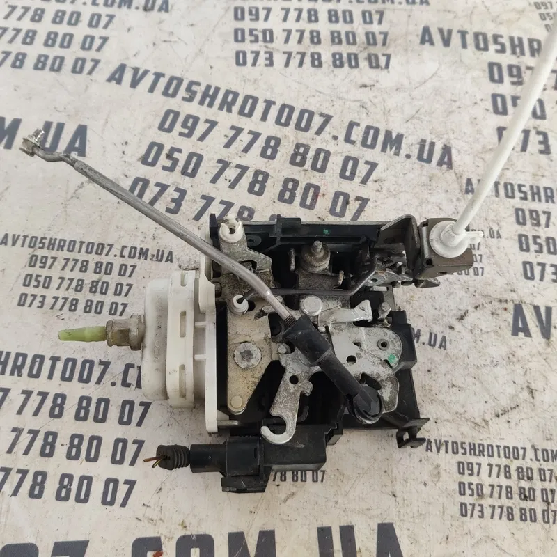 Замок дверей Audi A4 B5 (94-01) передній правий 8D1837016F