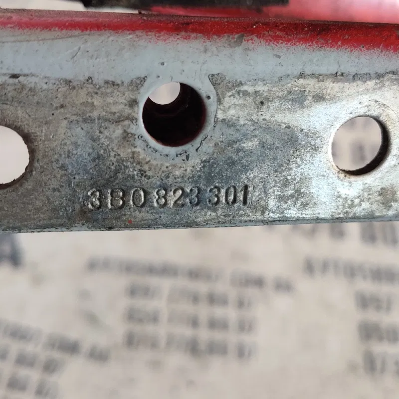 Петля капоту Audi A4 B5 ліва OEM 3b0823301