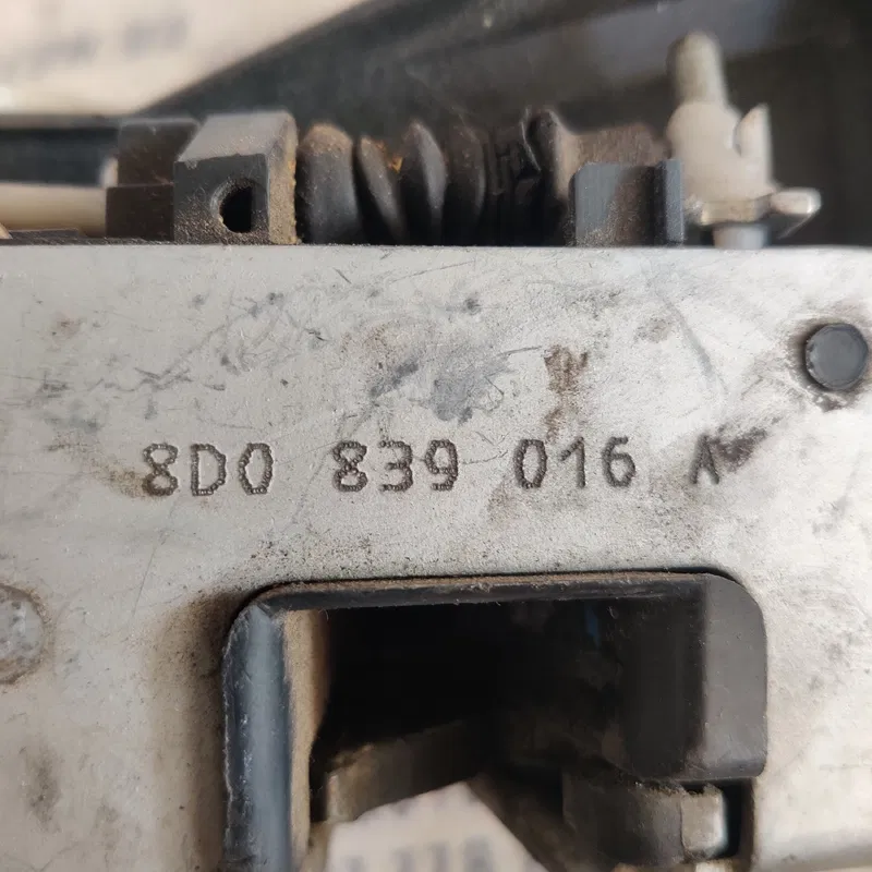 Замок дверей Audi A4 B5 (94-01) задня права OEM 8d0839016a