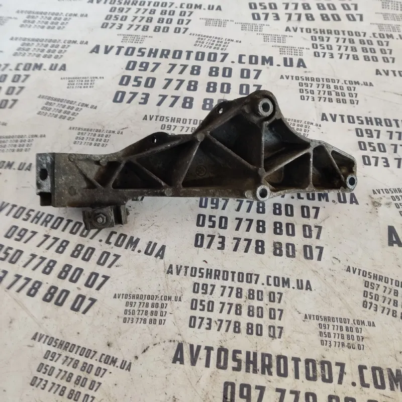 Кронштейн подушки двигуна BMW E36 316i 1.6 ліва OEM 1137015