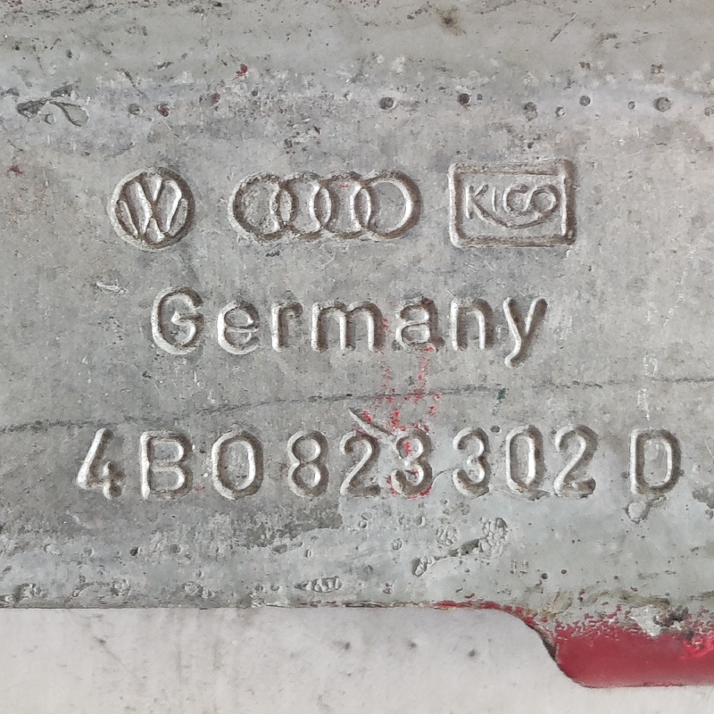 Петля капоту Audi A6 C5 (97-04) права OEM 4b0823302d