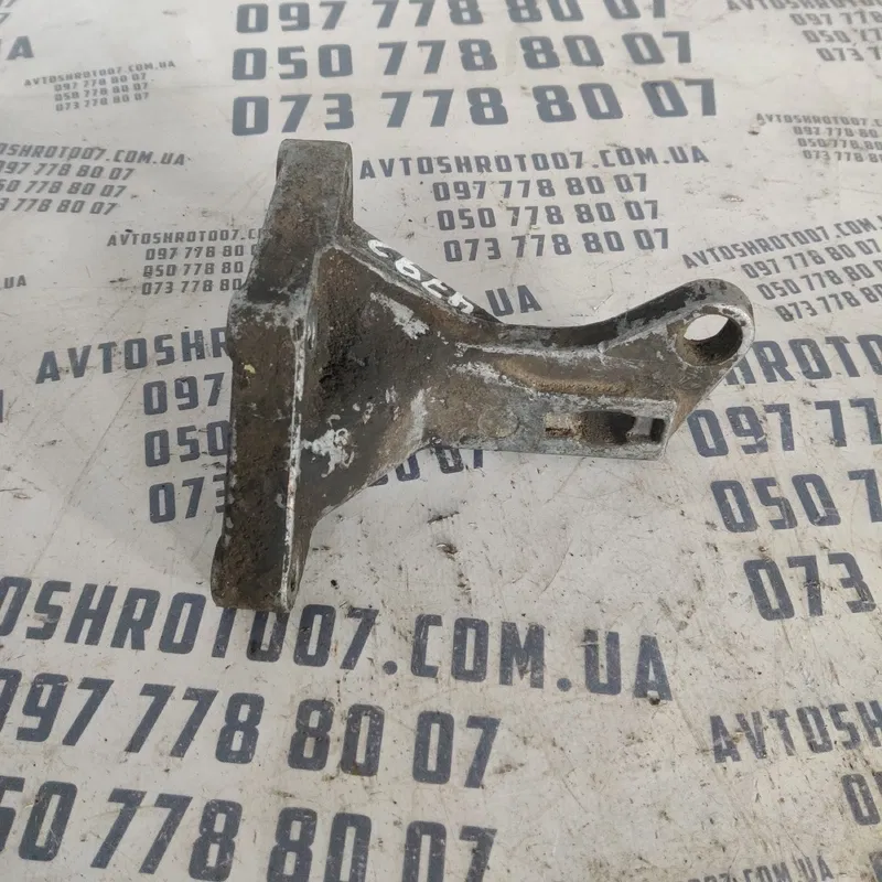 Кронштейн подушки VW Passat B3 (88-93) лівий OEM 357199353a