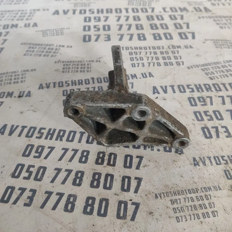 Кронштейн подушки VW Passat B3 (88-93) лівий OEM 357199353a
