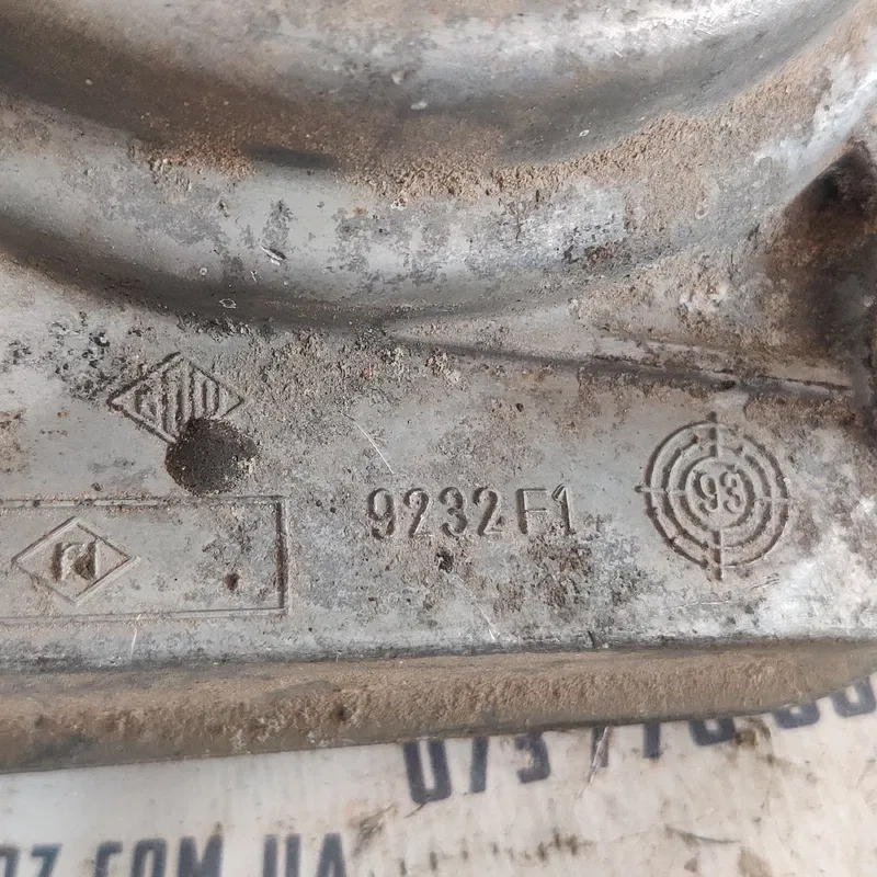 Опора амортизатора Audi A8 D2 OEM 923f1
