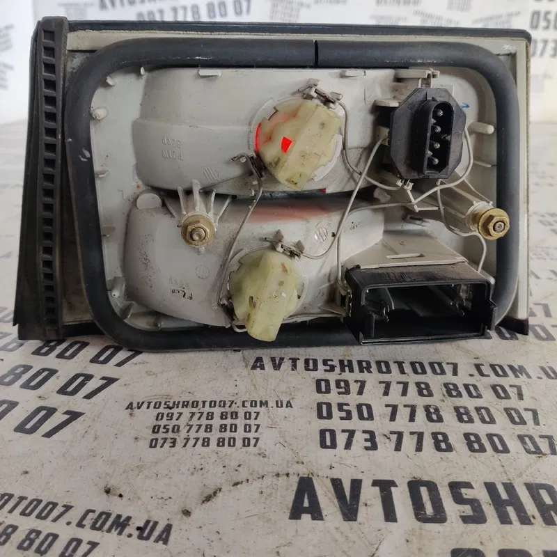 Ліхтар задній BMW 316i E36 (90-00) лівий OEM 13400100