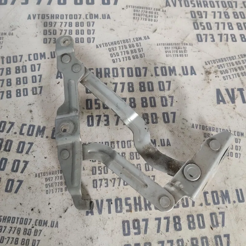 Петля капоту Volkswagen Passat B5 (96-05) права 8D5827302C