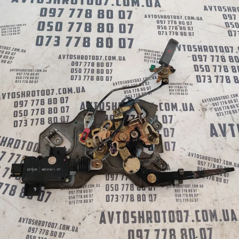 Замок дверей Chrysler Voyager 3 (96-01) OEM 4675782g