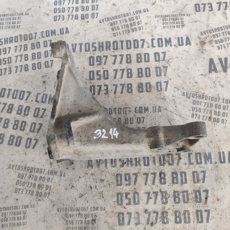 Кронштейн двигуна VW Passat B3 (88-93) правий OEM 357199354
