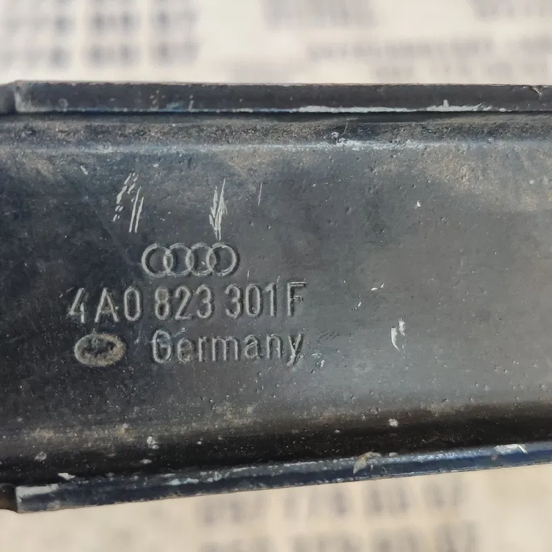 Петля капоту Audi A6 C4 (94-97) ліва OEM 4A0823301F
