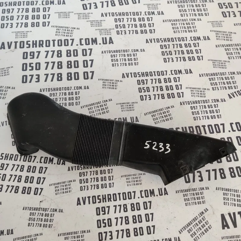 Патрубок повітряний Audi A6 C5 (97-05) 8d0129617e 4b0129617b