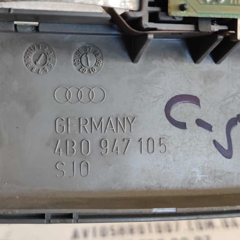 Плафон підсвітки Audi A6 C5 (97-04) передній OEM 4b0947105