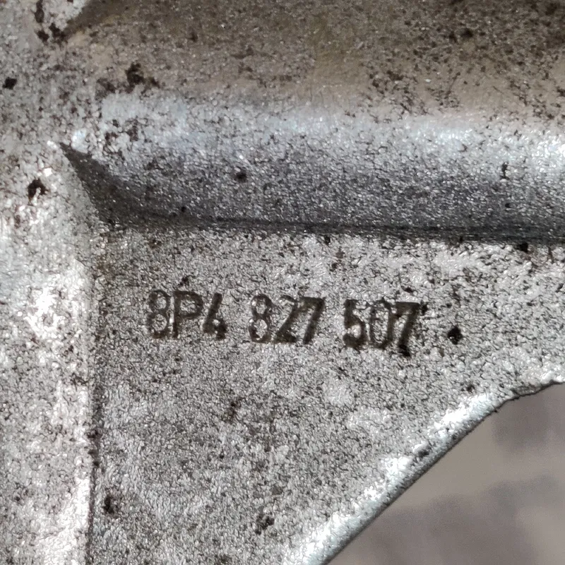 Петля кришки багажника Skoda Rapid OEM 8p4827507