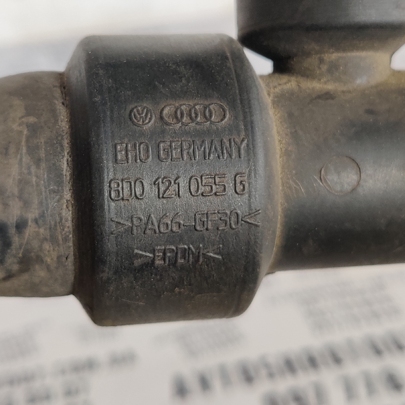 Трубка охолодження VW Passat B5 96-05 нижня OEM 8D0121055G