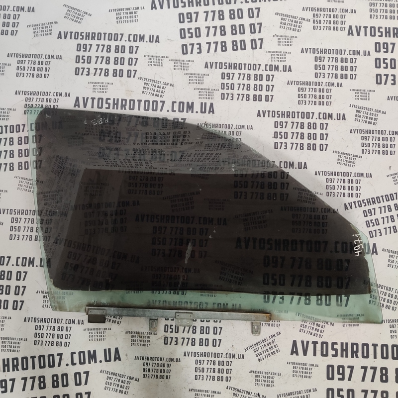 Скло дверей переднє праве VW Passat B3 (88-93) 357837572