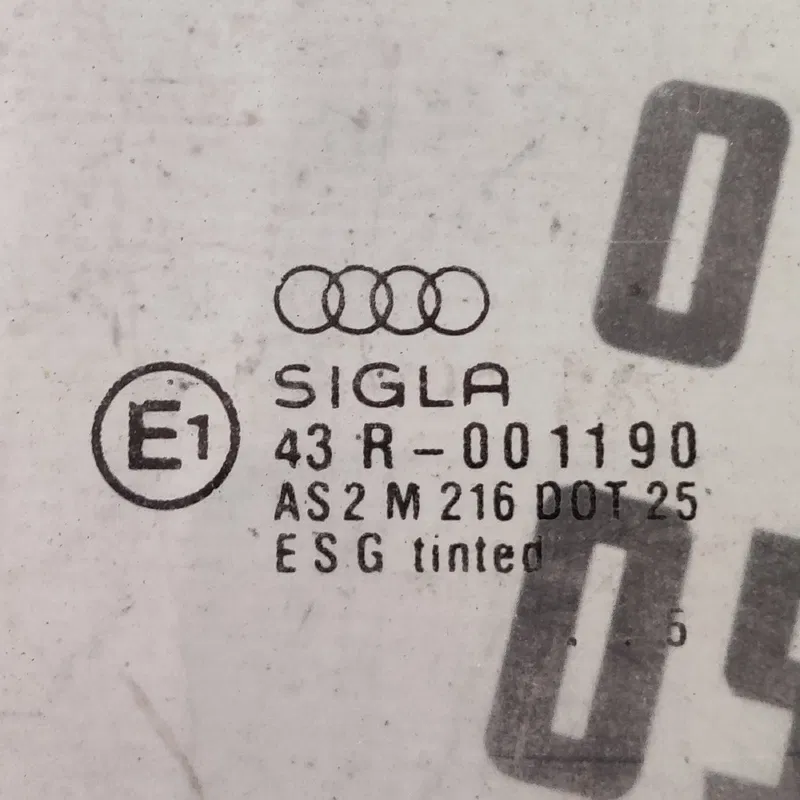 Скло дверей Audi A4 B5 (94-01) заднє ліве OEM 43r001190