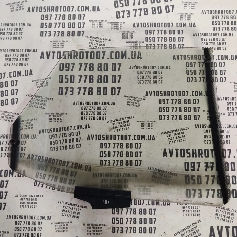 Скло дверей Audi 80 B3 (86-91) заднє ліве OEM 4d0837571a