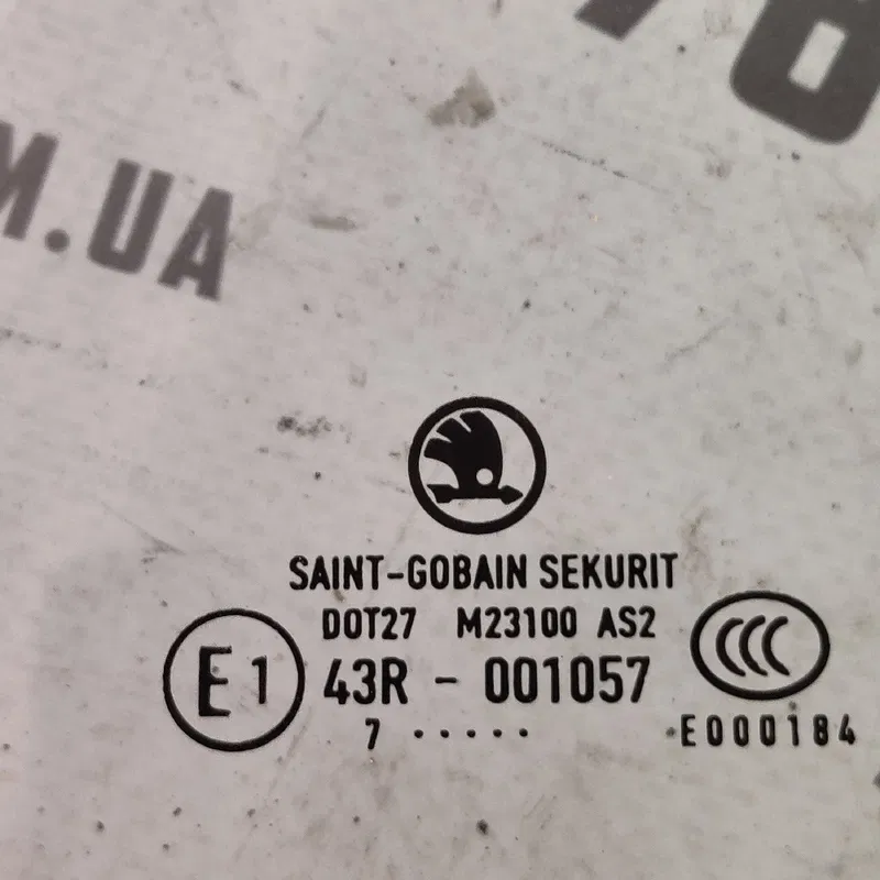 Скло дверей Skoda Fabia 2 (07-14) заднє праве OEM 43r001057