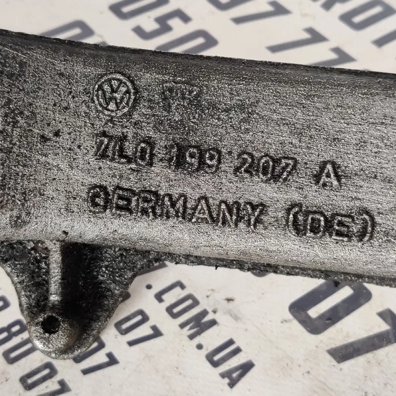 Кронштейн двигуна Audi Q7 4L 05-15 3.6 бензин OEM 7L0199207A