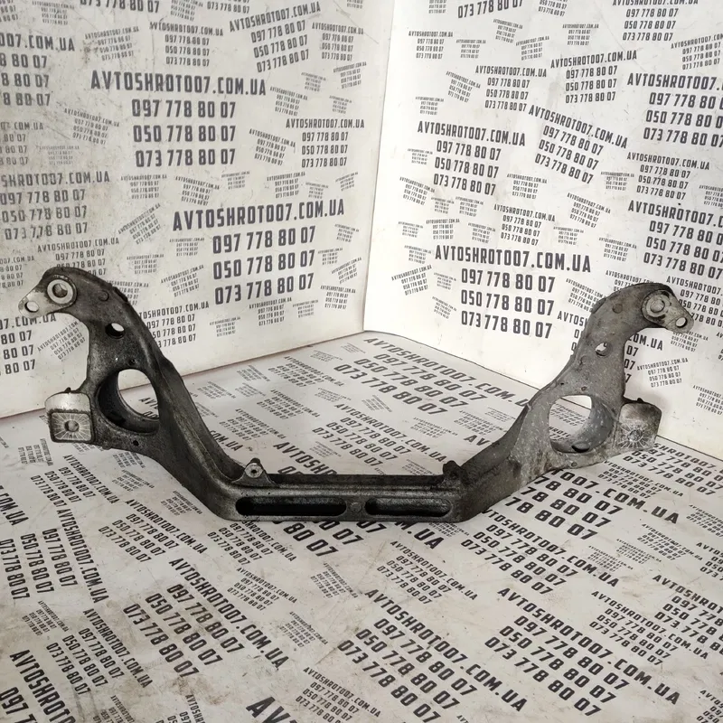Кронштейн двигуна Audi Q7 4L 05-15 3.6 бензин OEM 7L0199207A