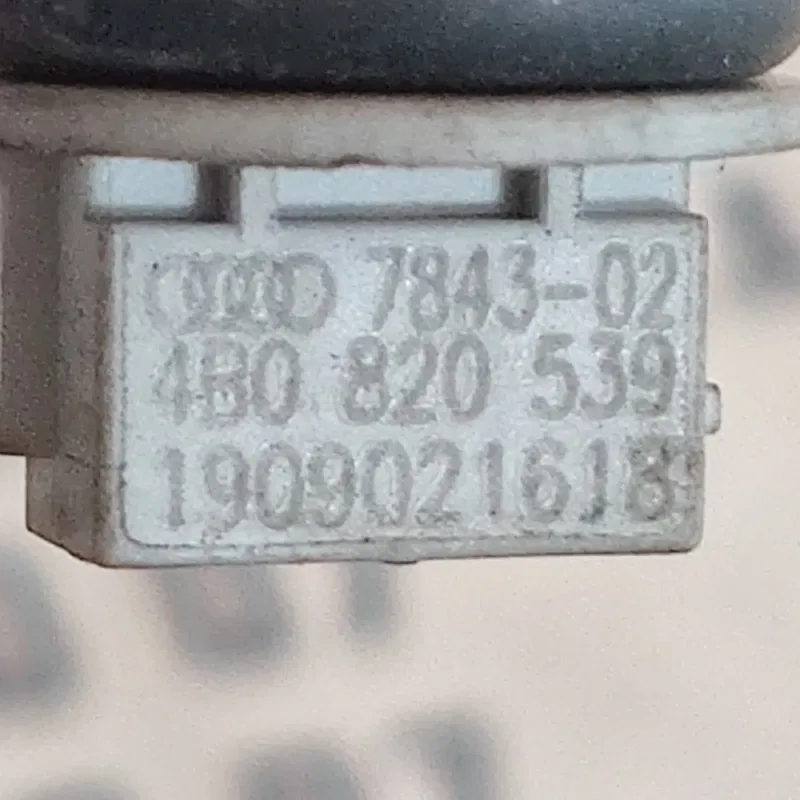 Датчик температури повітря Audi A4 B5 (94-01) 4b0820539