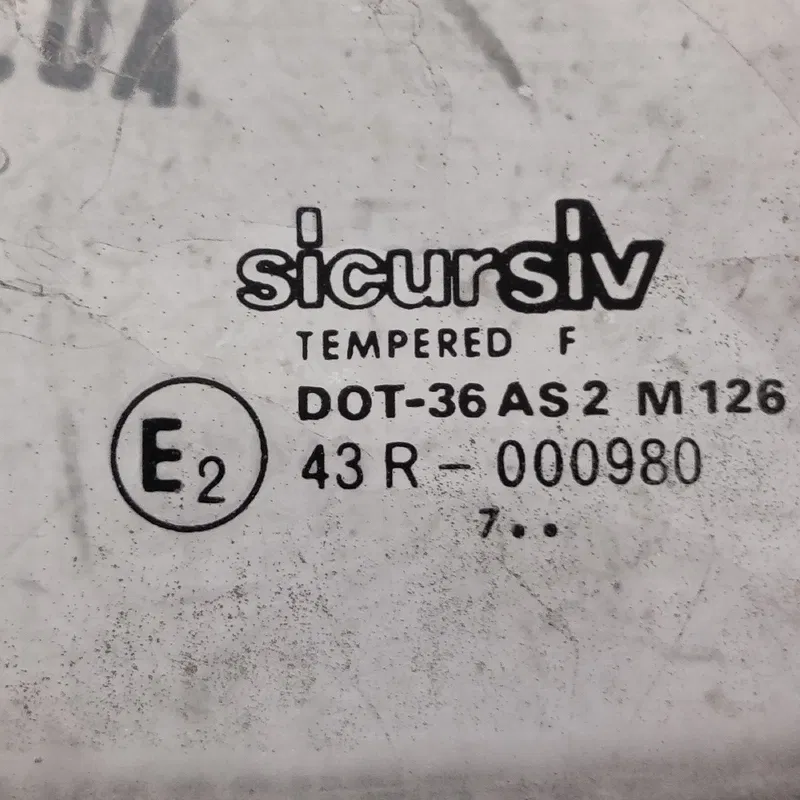 Скло дверей Volkswagen Golf 4 заднє ліве OEM 43r000980