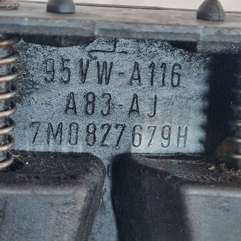 Направляюча багажника VW Sharan (95-10) права OEM 7M0827679H