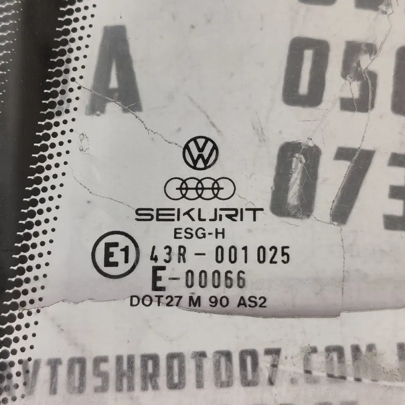 Скло дверей Audi 80 B3 (86-91) заднє ліве OEM 43r001025