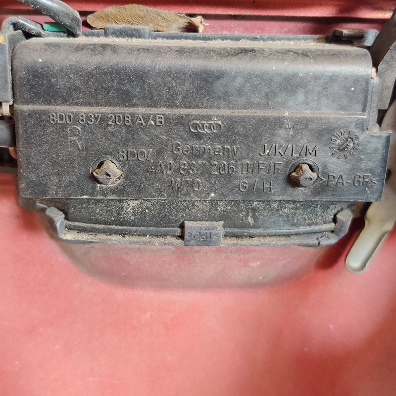 Двері Audi A4 B5 (94-01) передні праві OEM 8E0837343A