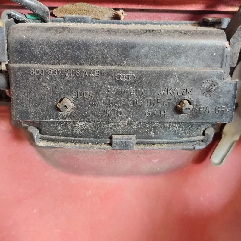 Двері Audi A4 B5 (94-01) передні праві OEM 8E0837343A