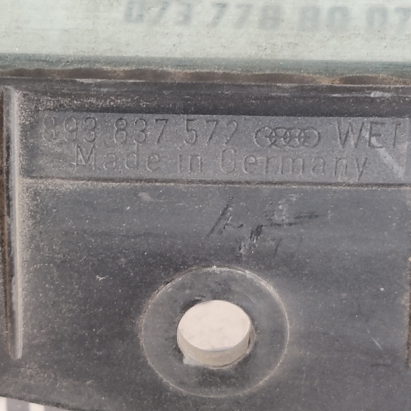 Скло дверей Audi 80 B3 переднє праве OEM 893837572