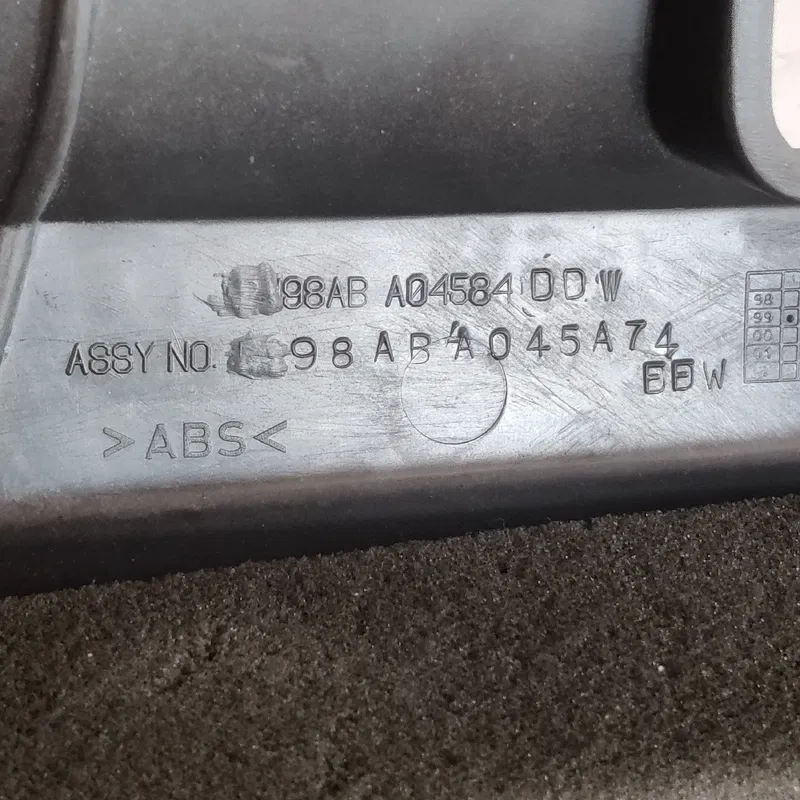 Консоль центральна Ford Focus MK1 (98-04) OEM 98aba04584