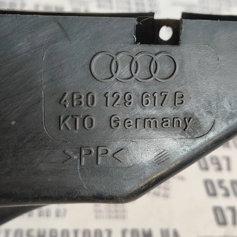 Патрубок повітряний Audi A6 C5 (97-05) 8d0129617e 4b0129617b