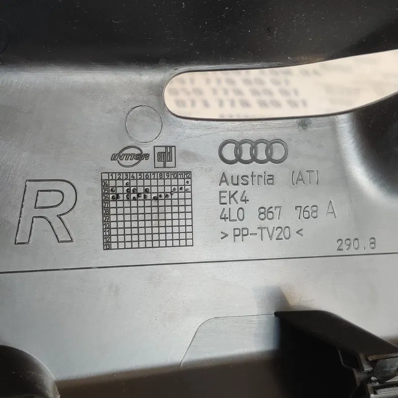 Накладка салону Audi Q7 4L 05-15 3.6 зад. пр. OEM 4L0867768A