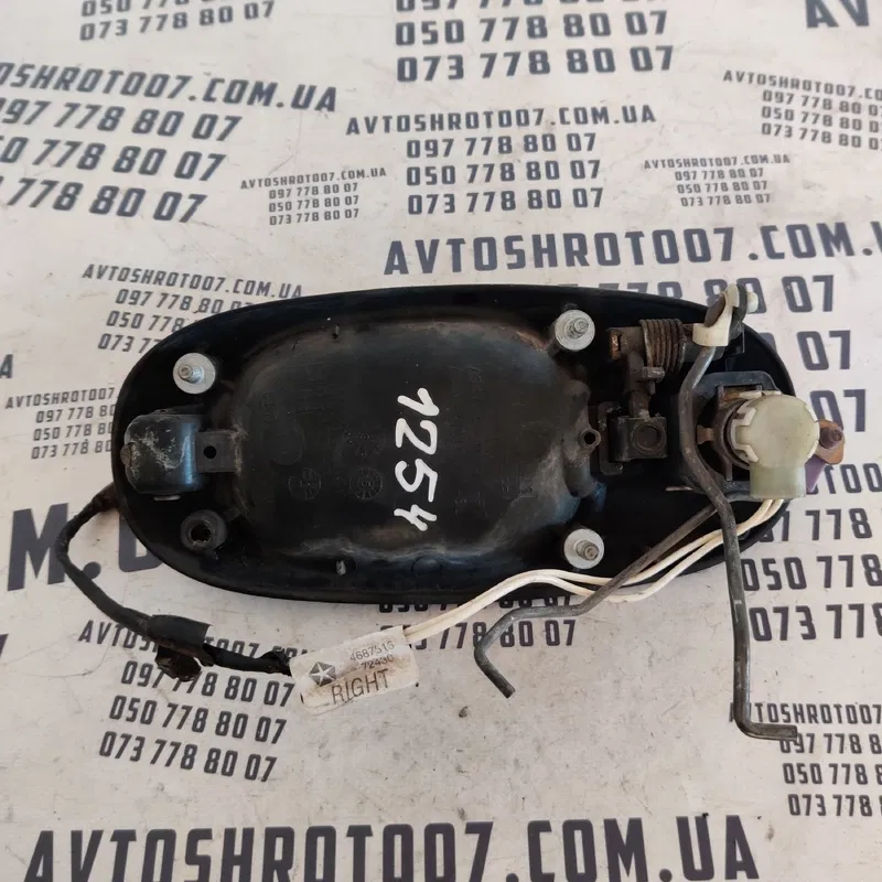 Ручка зовнішня Chrysler Voyager 3 (96-00) права OEM 4687515